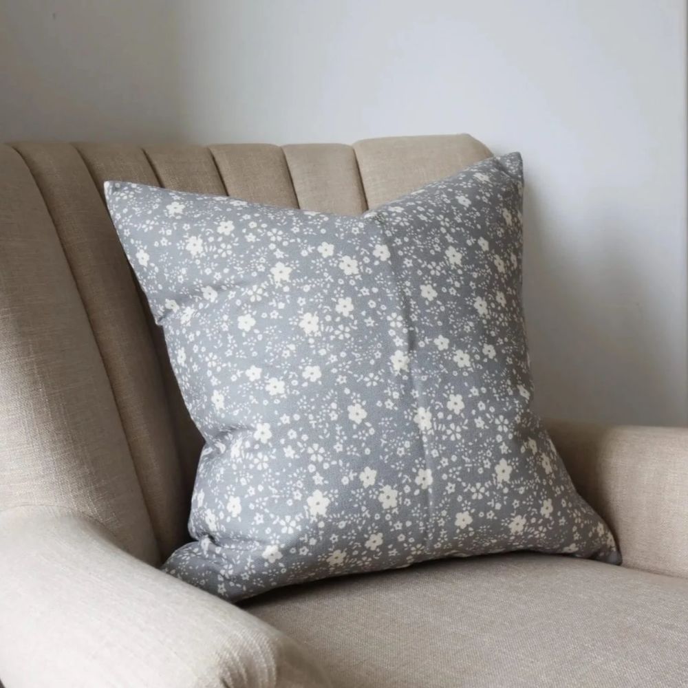 Coussin gris à fleurs