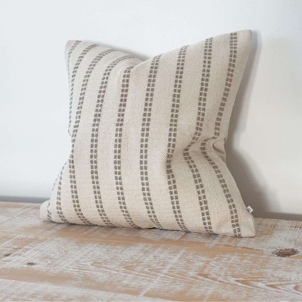Coussin à rayures grises Izzy