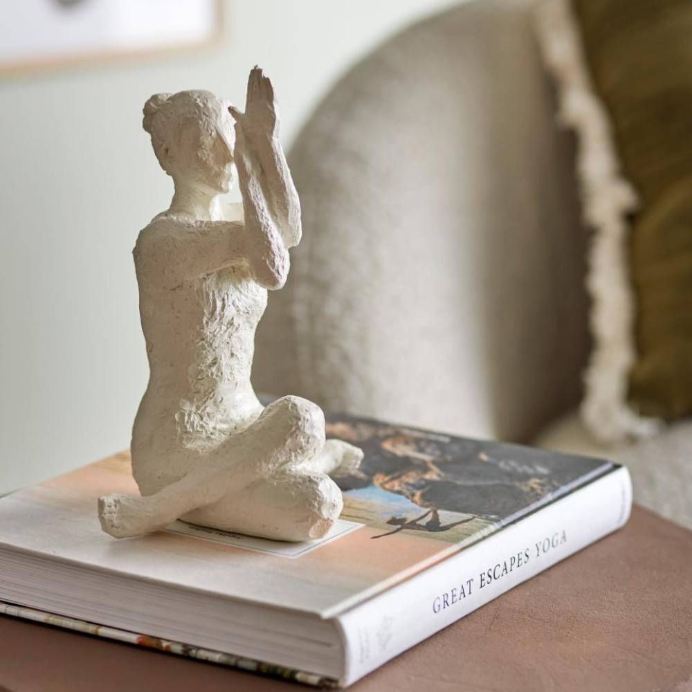 Figure de posture de yoga en prière