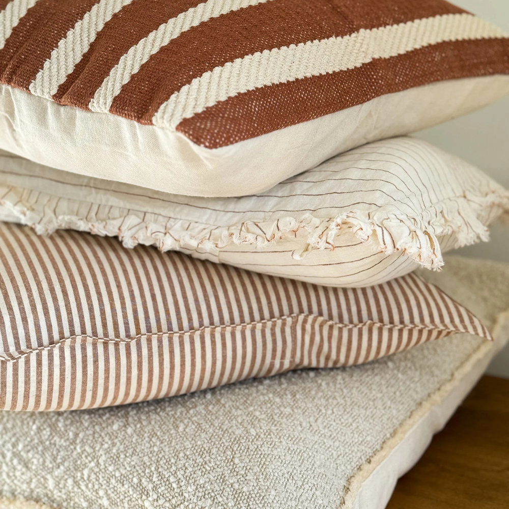 Coussin à volants à fines rayures rouille