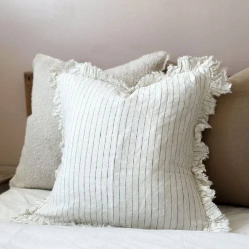 Coussin à volants à fines rayures olive