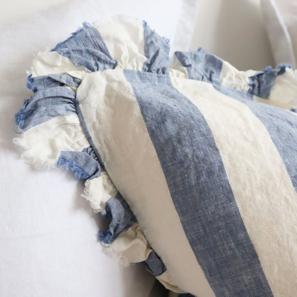 Coussin Heidi à larges rayures bleues