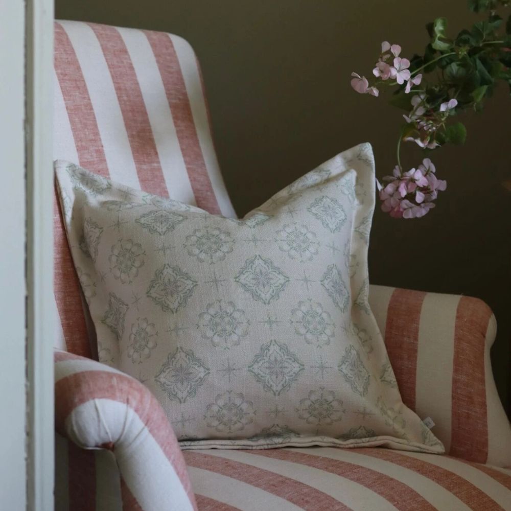 Coussin à bord rabattu imprimé sauge Olivia