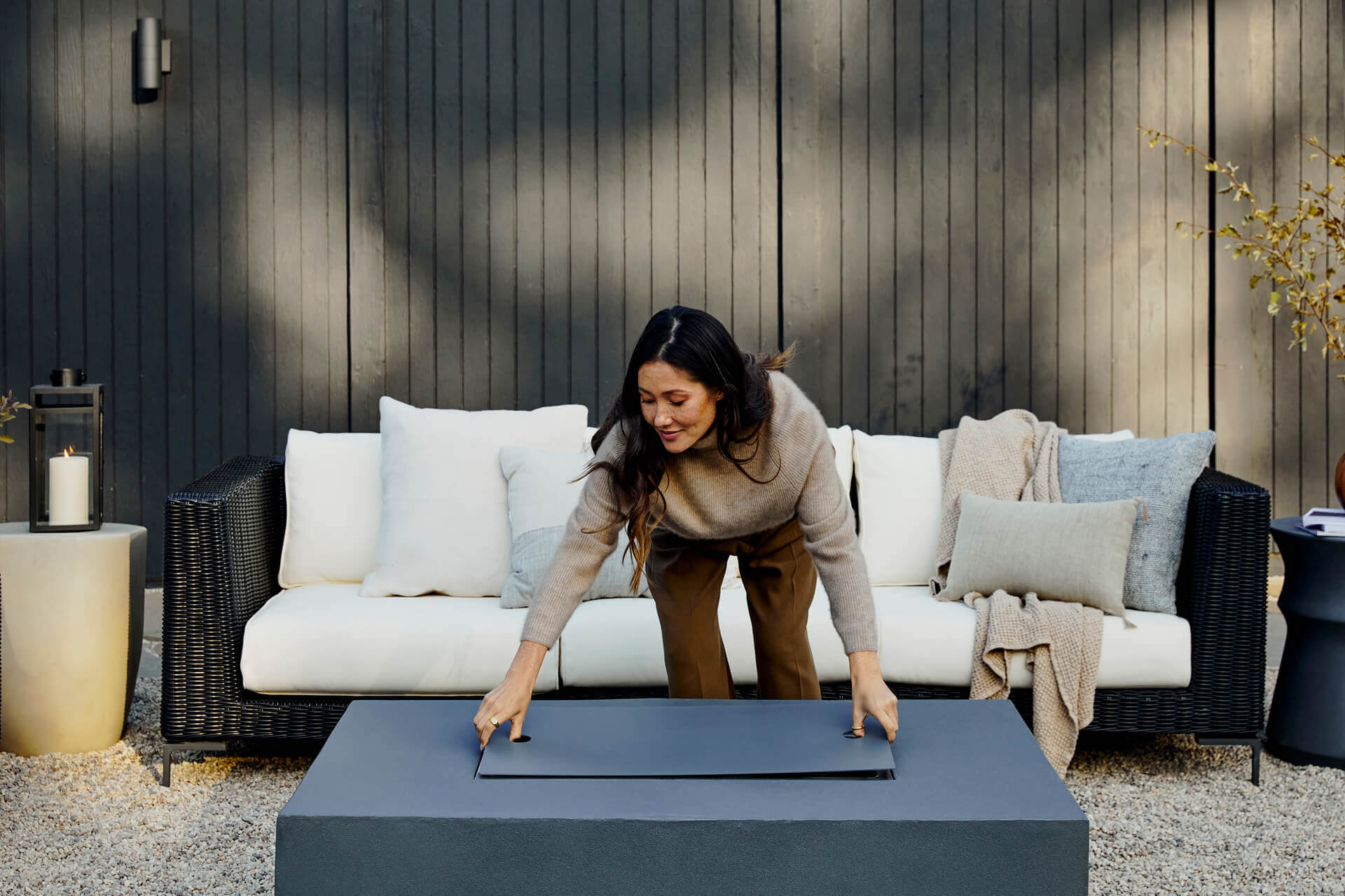 Ensemble de table et foyer en béton rectangulaire avec housse pour réservoir de propane