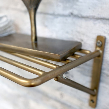 Étagère en laiton antique avec rainures