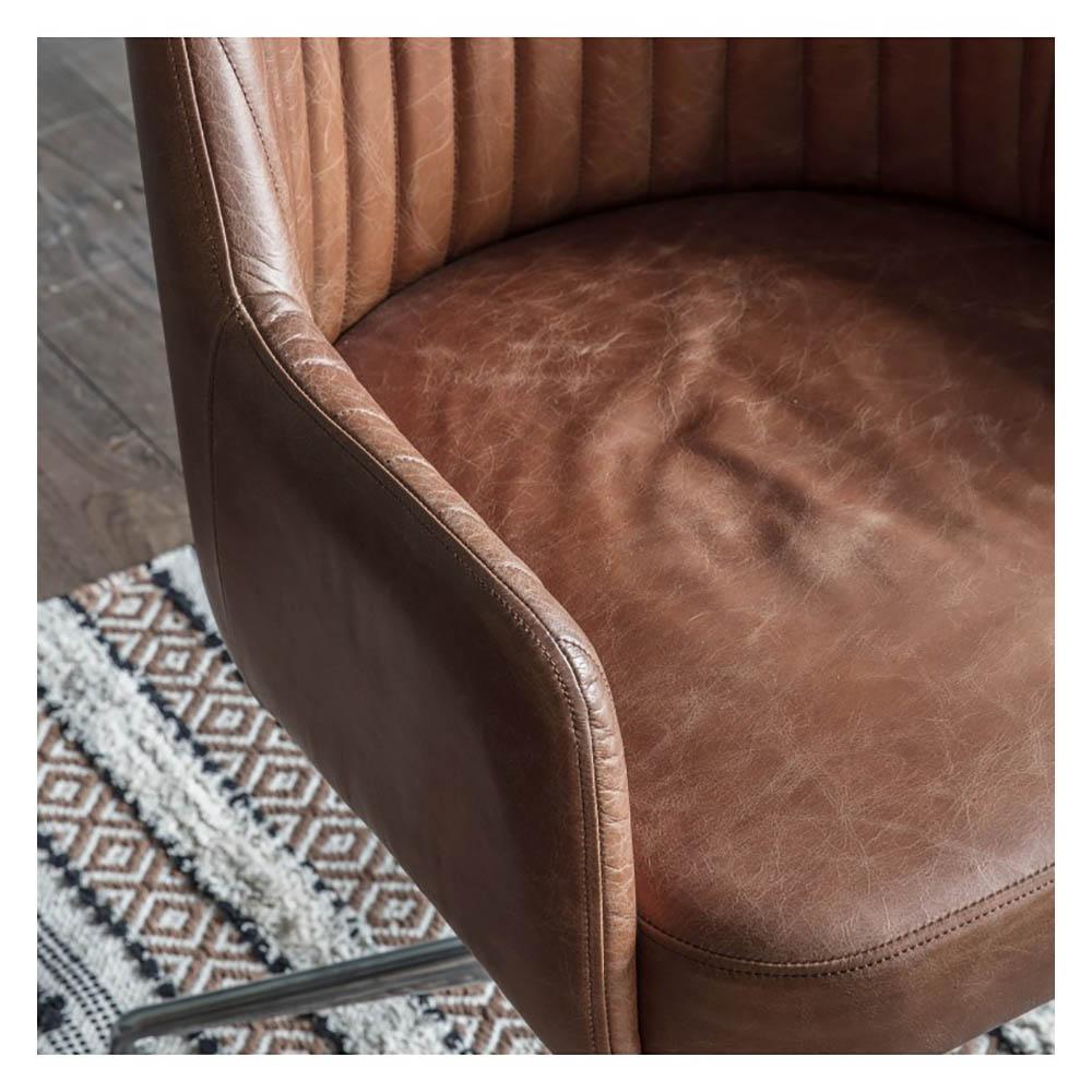 Fauteuil pivotant Curie en cuir marron vintage