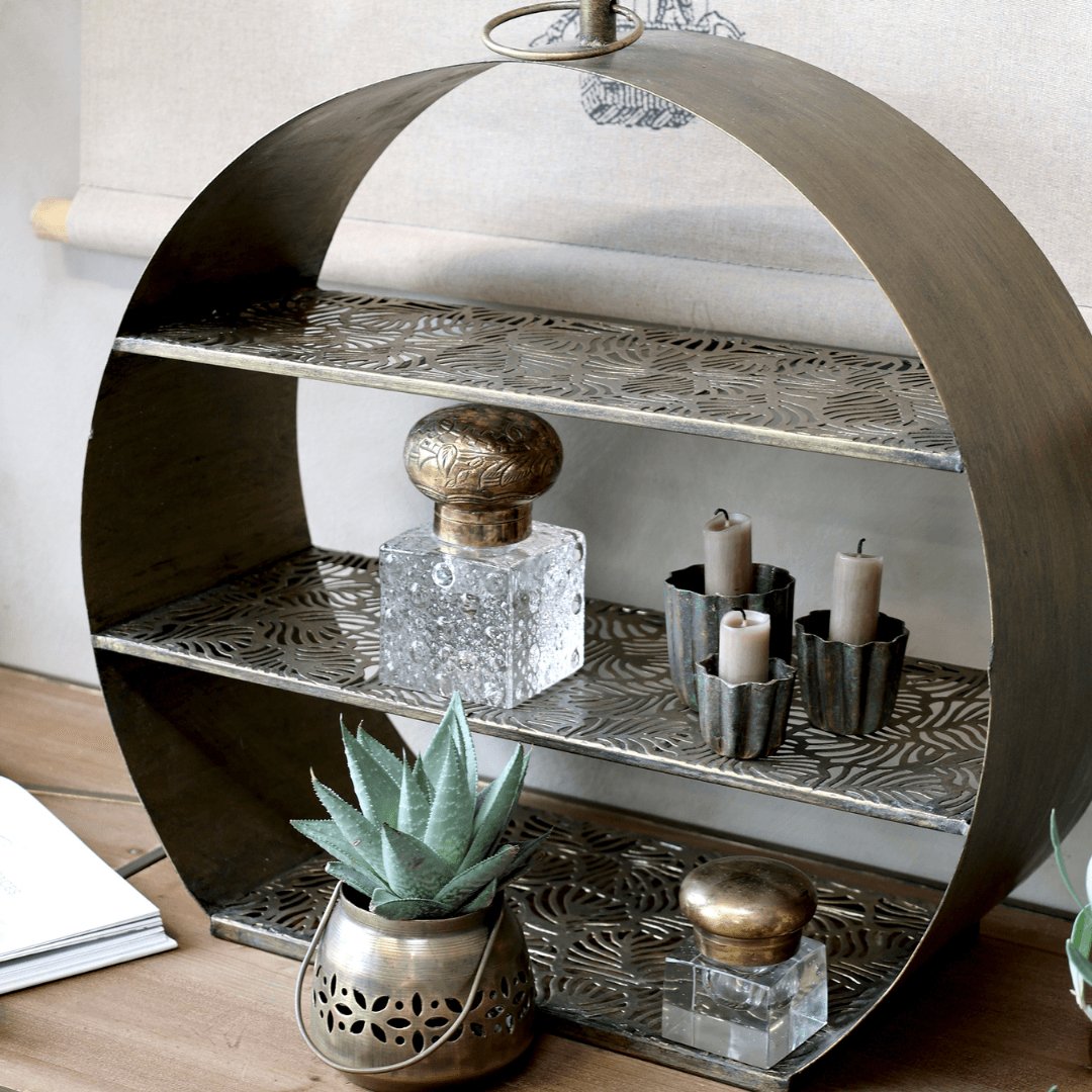 Étagère en laiton antique à motifs