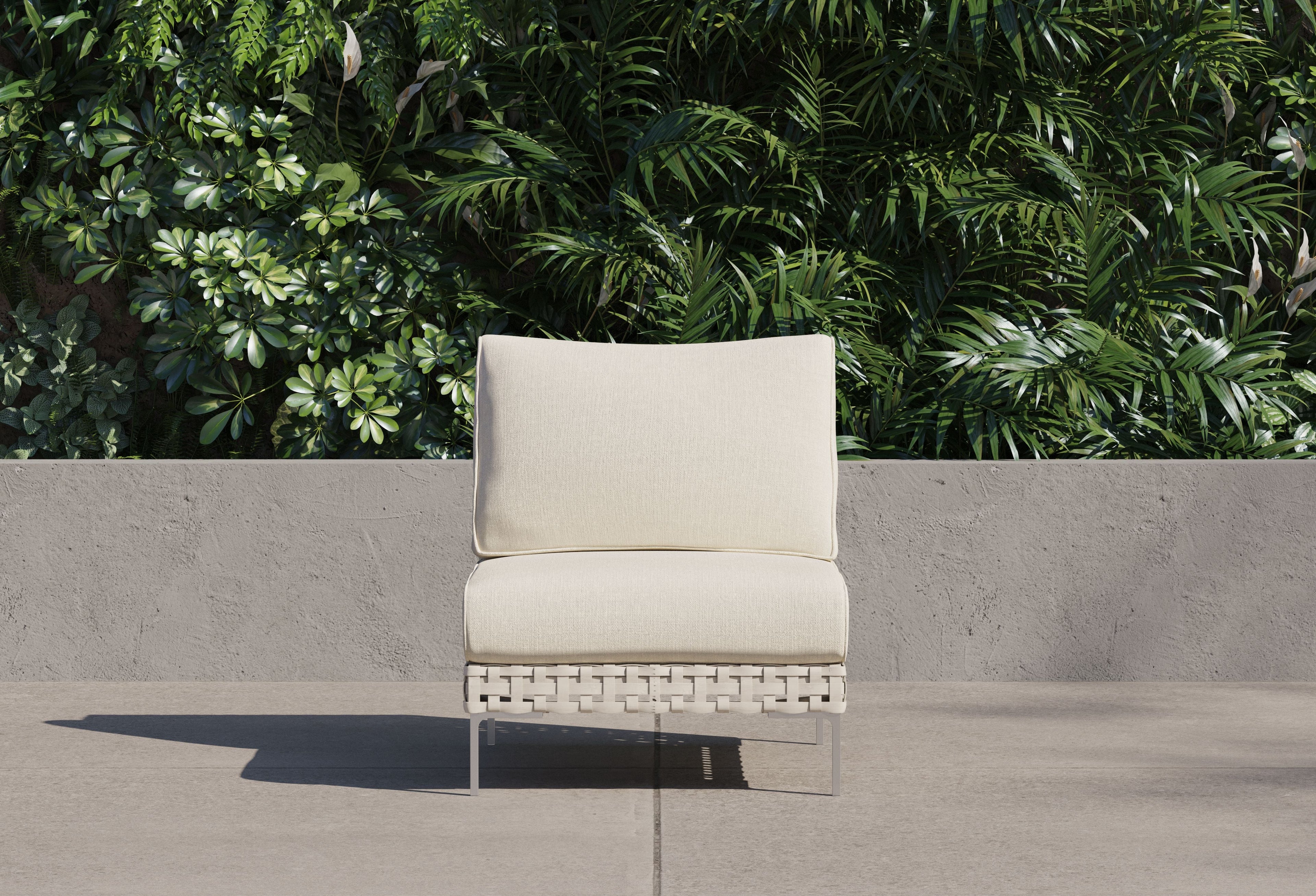 Chaise d'extérieur sans accoudoirs en osier à tissage ouvert