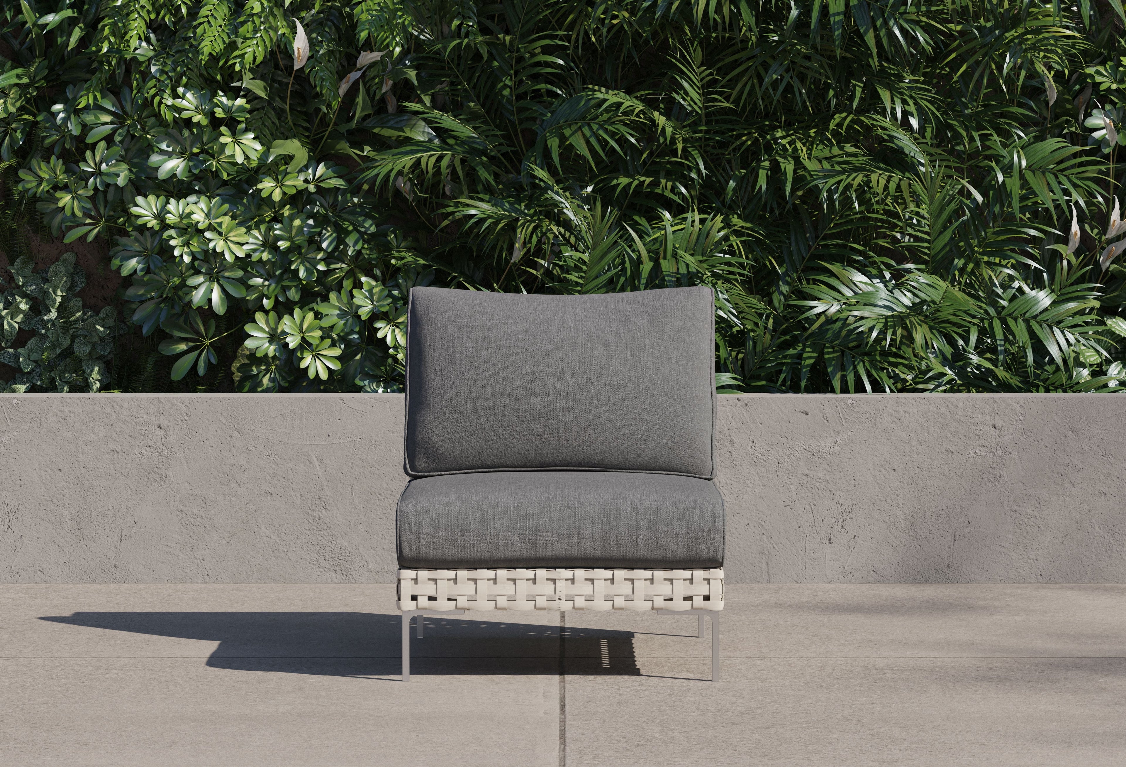 Chaise d'extérieur sans accoudoirs en osier à tissage ouvert