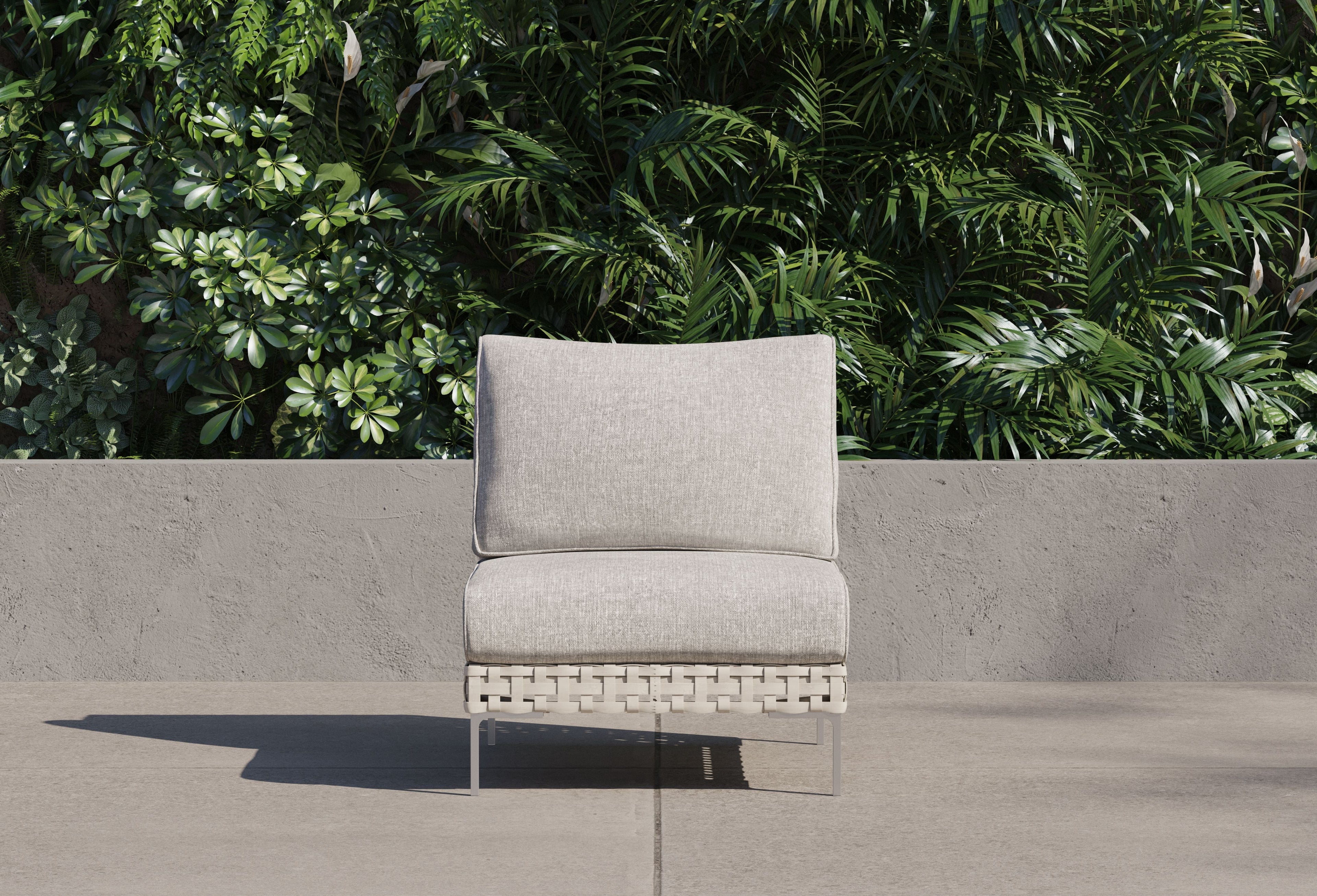 Chaise d'extérieur sans accoudoirs en osier à tissage ouvert