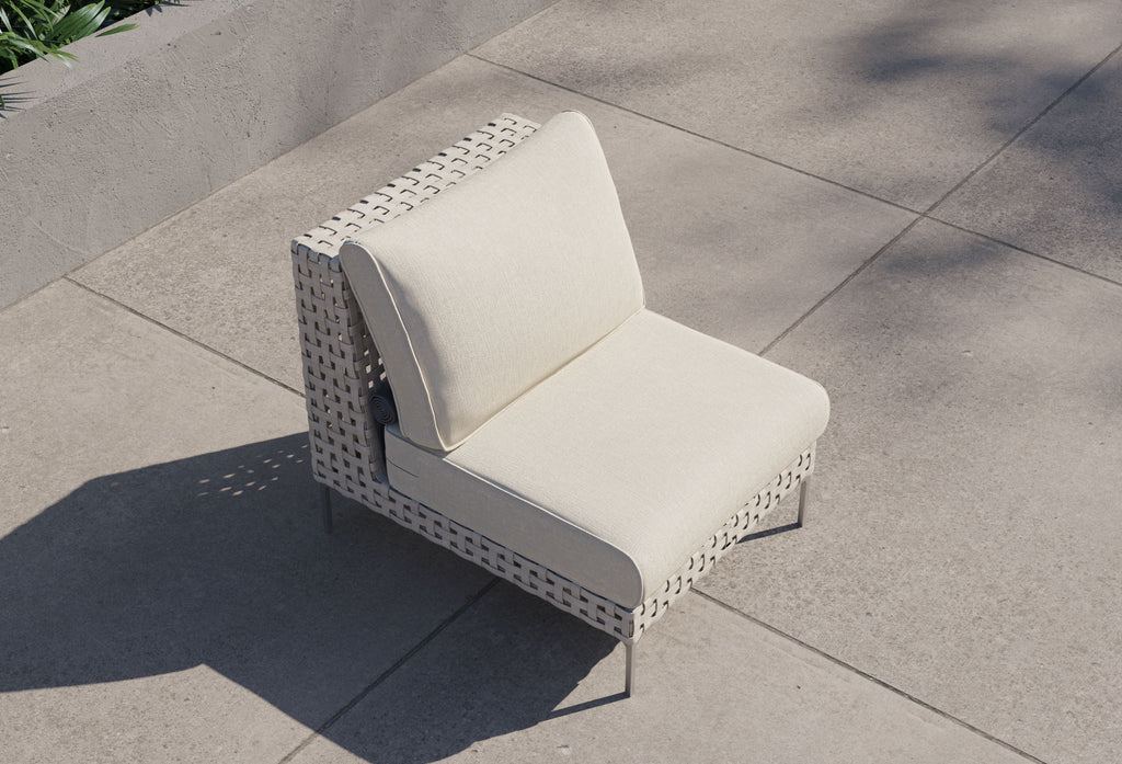 Chaise d'extérieur sans accoudoirs en osier à tissage ouvert