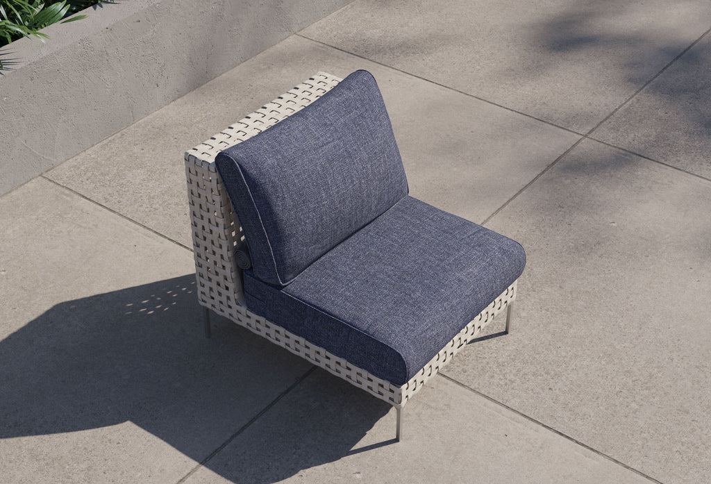 Chaise d'extérieur sans accoudoirs en osier à tissage ouvert