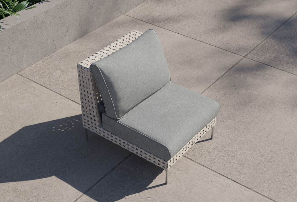 Chaise d'extérieur sans accoudoirs en osier à tissage ouvert