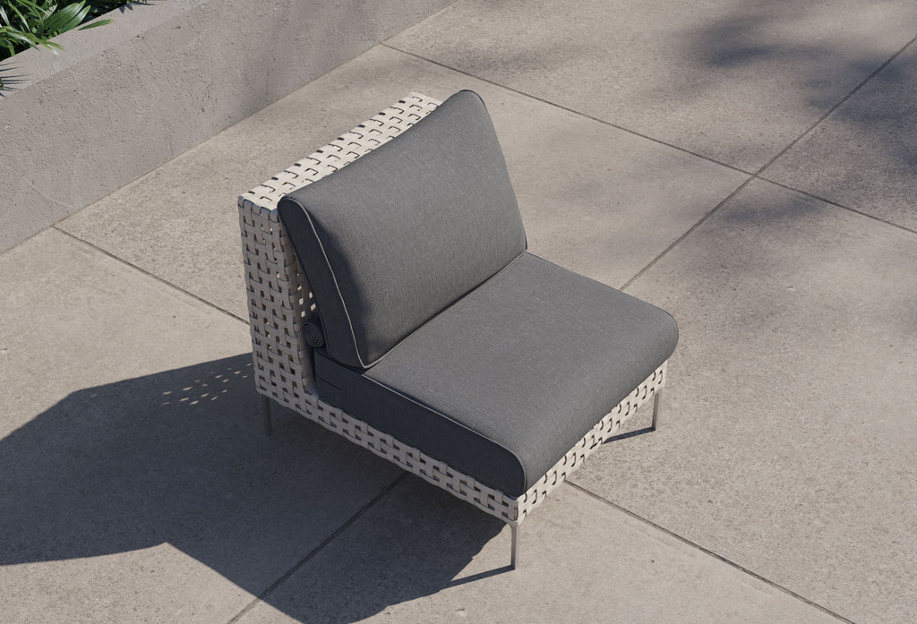 Chaise d'extérieur sans accoudoirs en osier à tissage ouvert