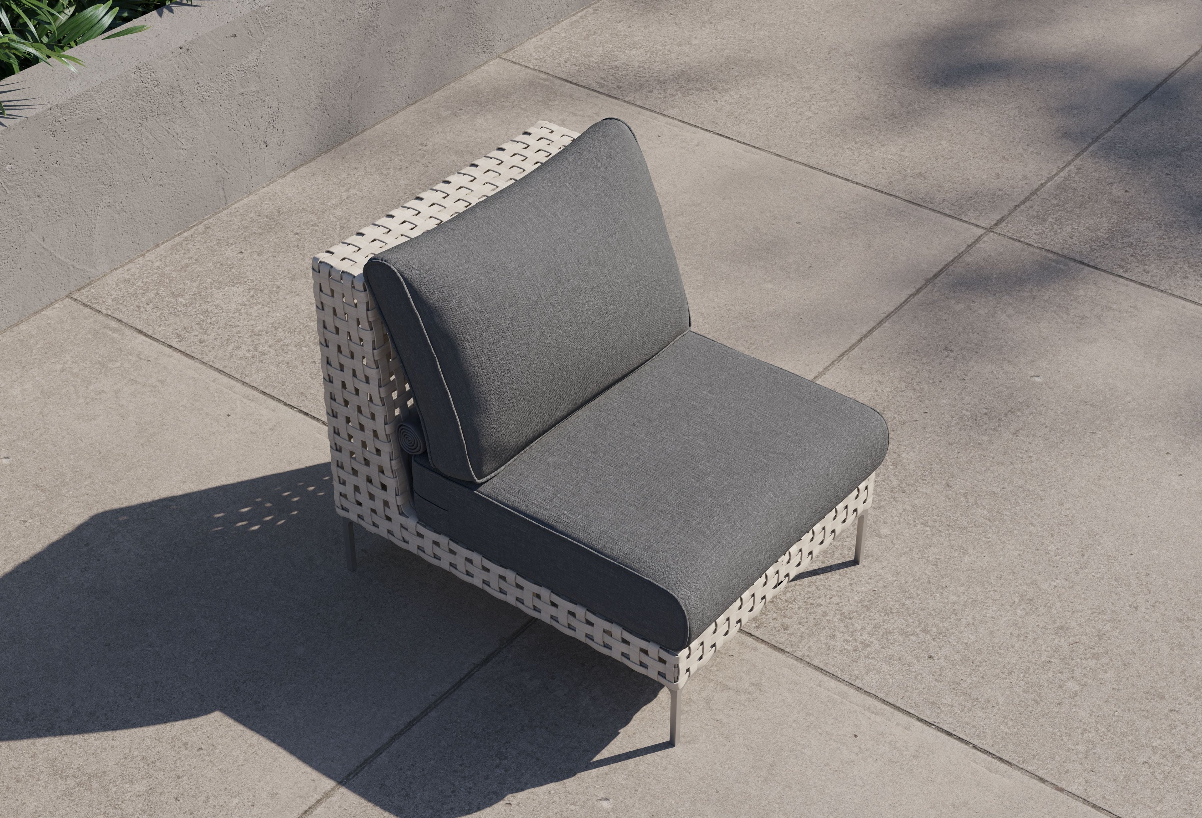 Chaise d'extérieur sans accoudoirs en osier à tissage ouvert