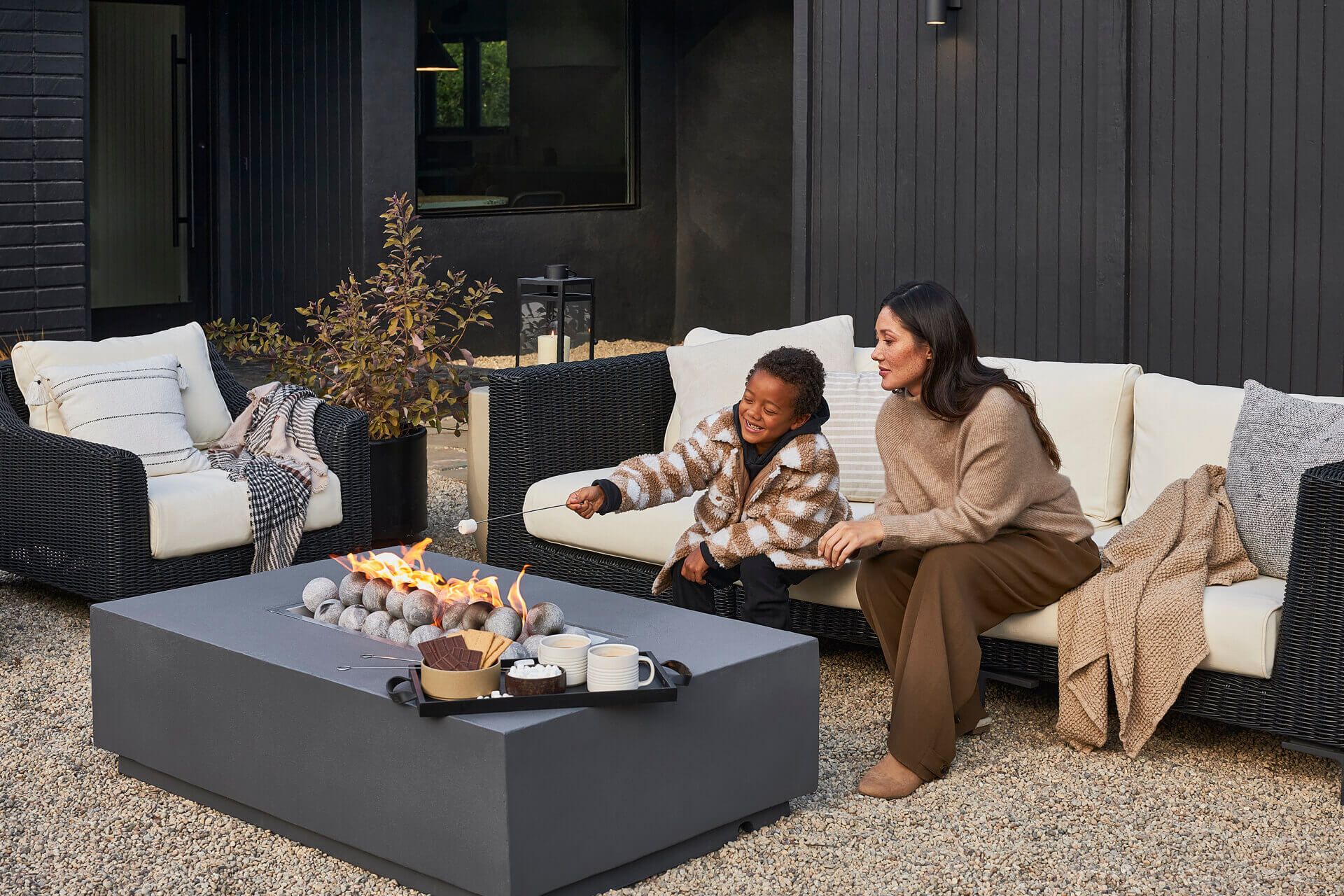 Ensemble de table et foyer en béton rectangulaire avec housse pour réservoir de propane