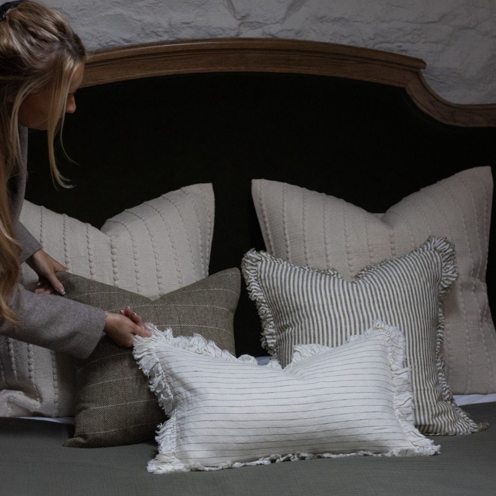 Coussin à volants à fines rayures olive