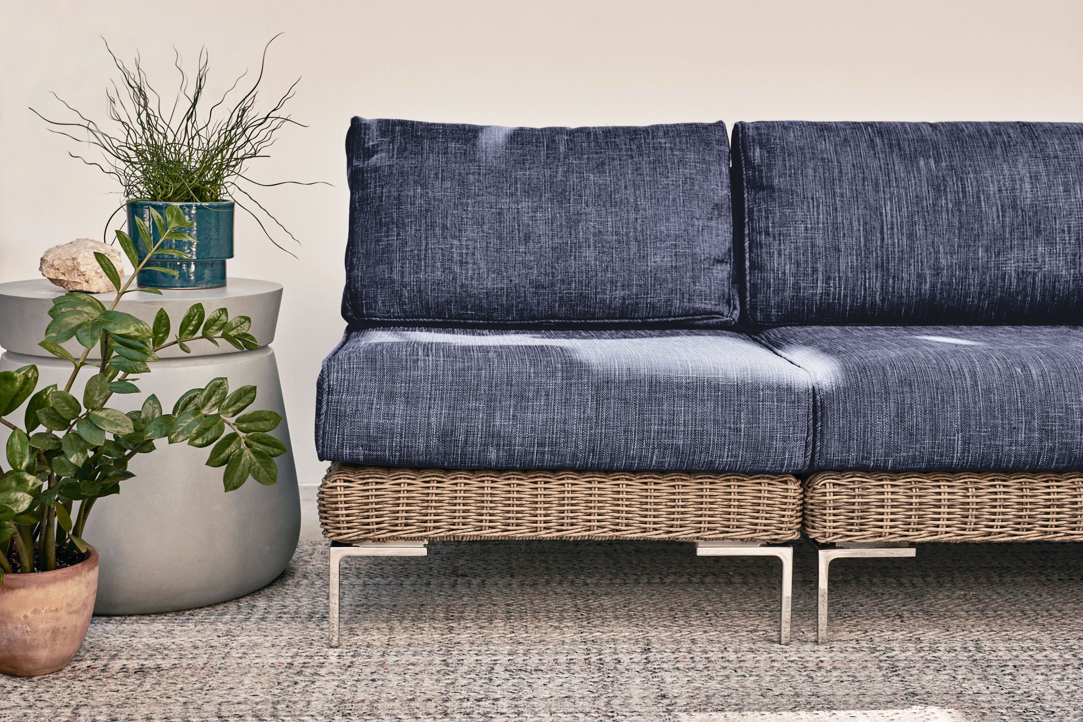 Causeuse d'extérieur en osier marron avec chaises sans accoudoirs - 4 places