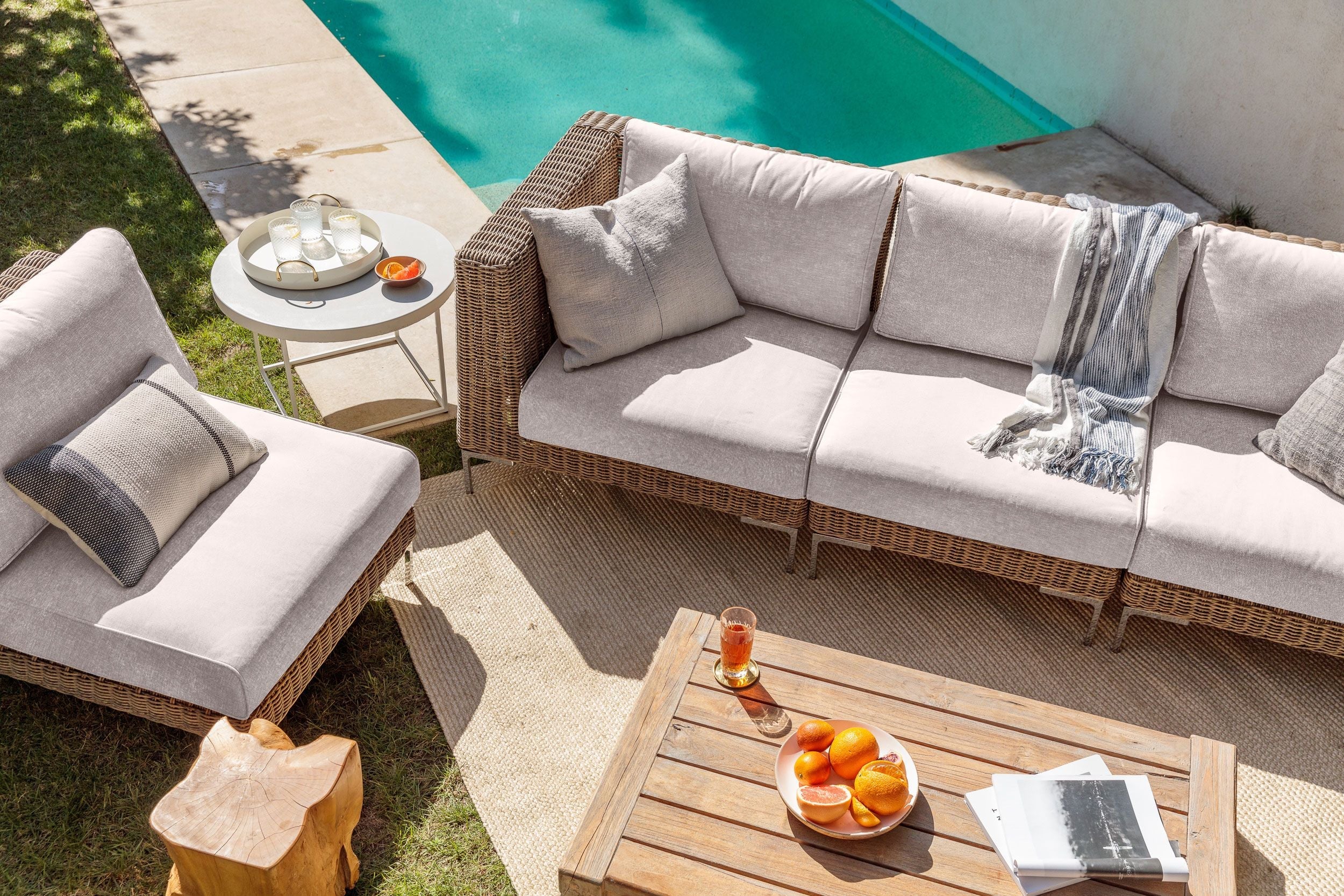 Causeuse d'extérieur en osier marron avec chaises sans accoudoirs - 4 places