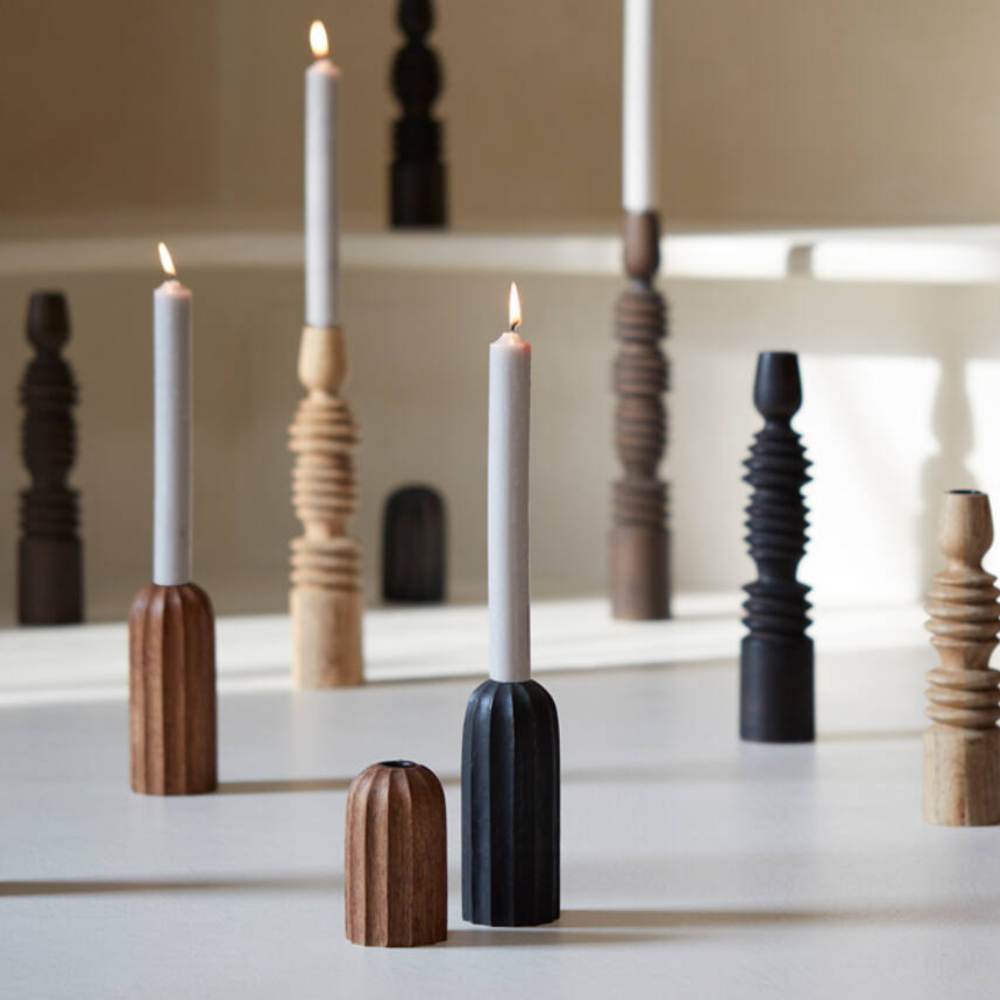 Porte-bougie en bois brun foncé