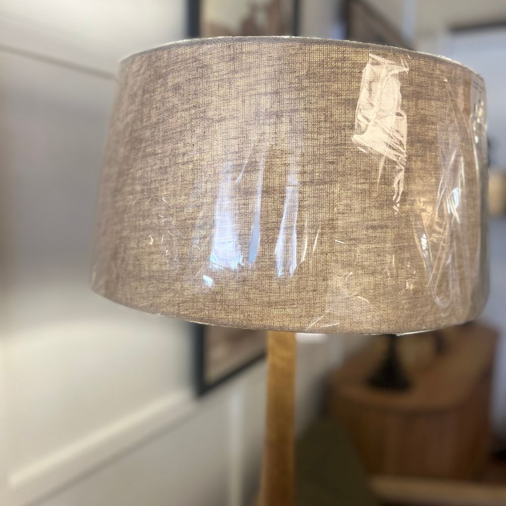 Lampadaire en bois brun huilé et abat-jour en lin clair