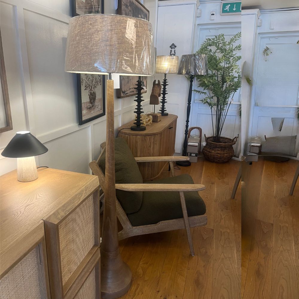 Lampadaire en bois brun huilé et abat-jour en lin clair