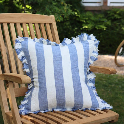 Coussin Heidi à larges rayures bleues