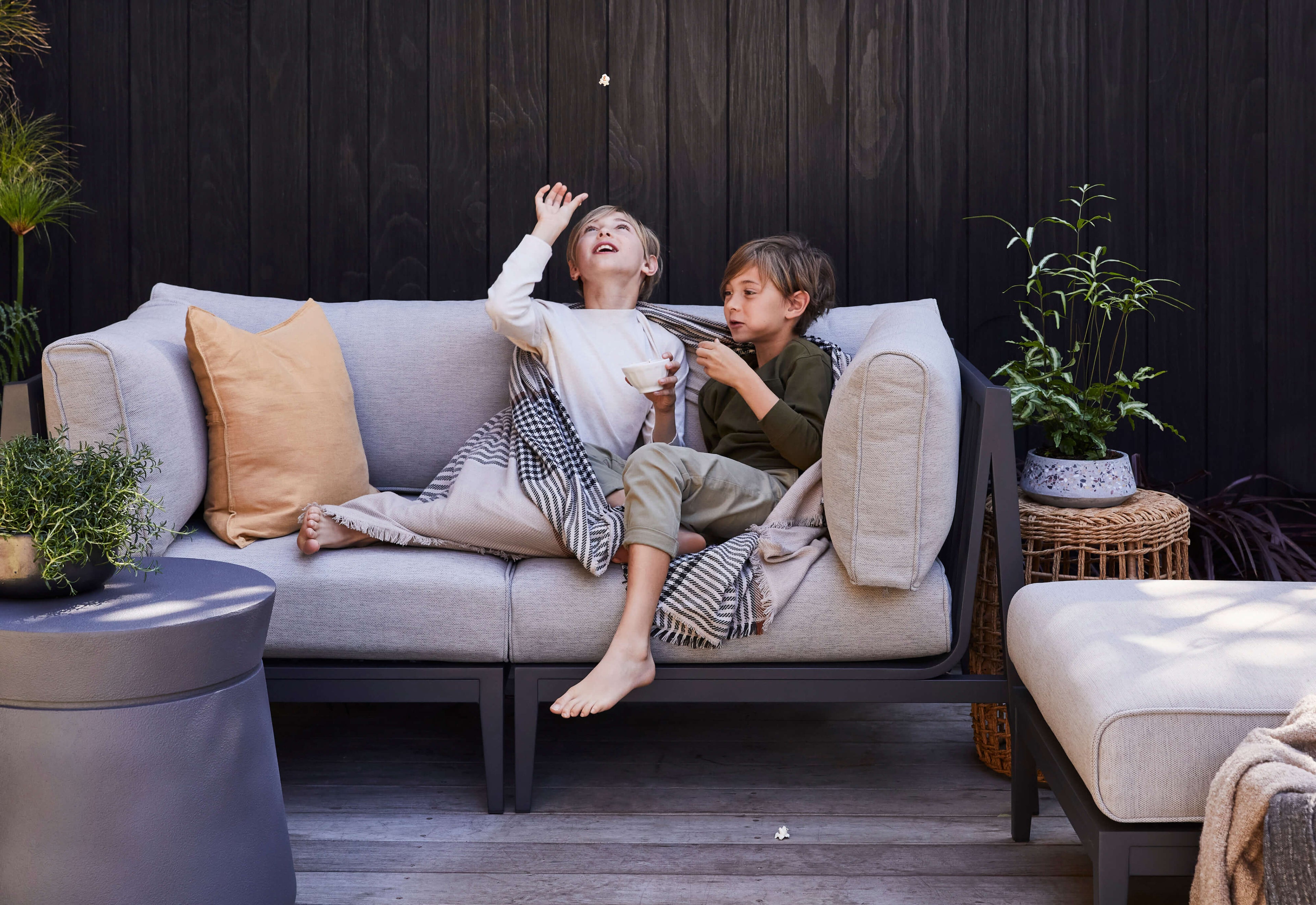 Ensemble de conversation d'extérieur en aluminium anthracite avec chaises sans accoudoirs