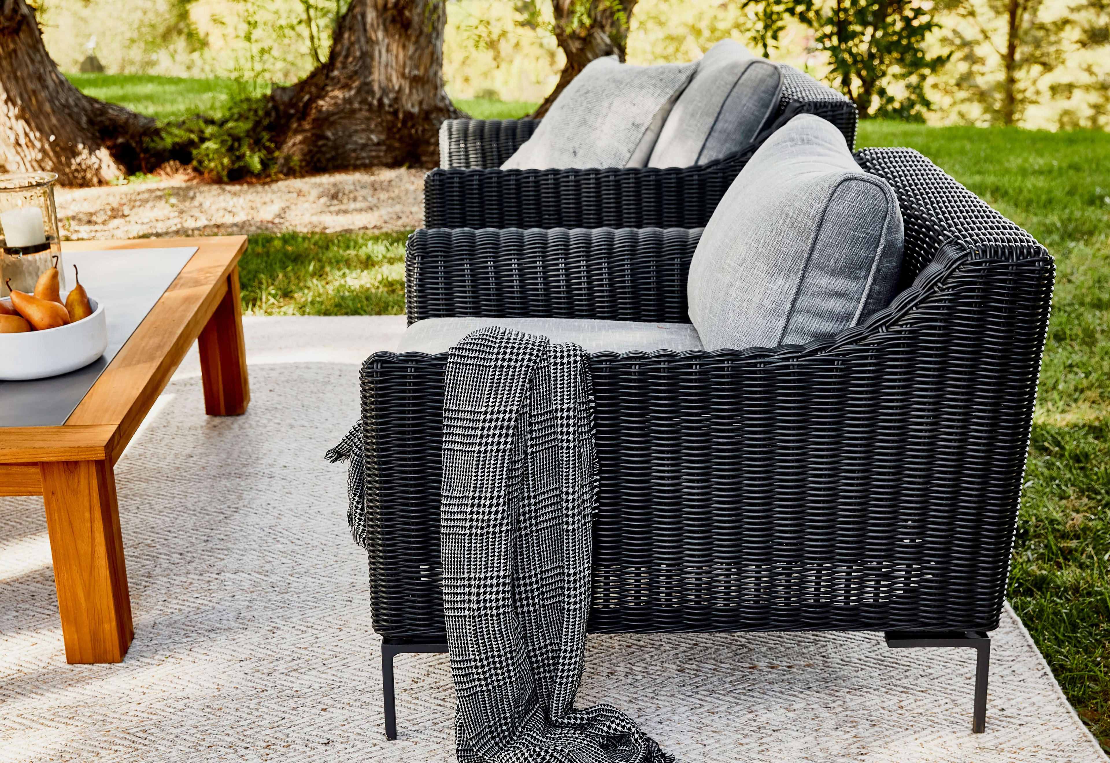 Pouf d'extérieur en osier noir