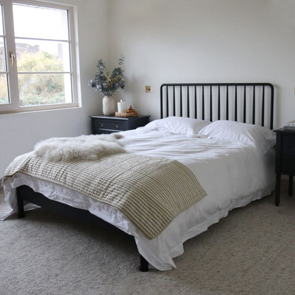 Lit double à fuseaux Winchester 137 cm | Chêne massif noir | Design scandinave