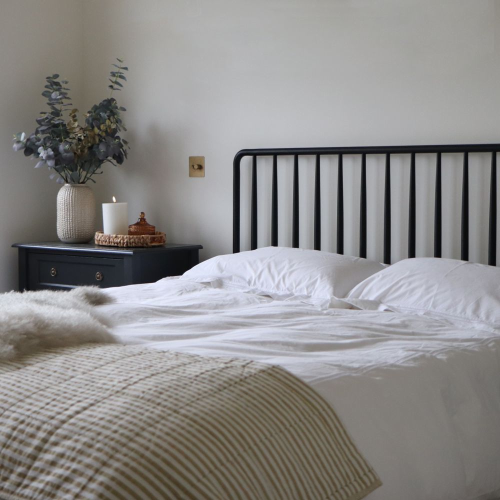 Lit double à fuseaux Winchester 137 cm | Chêne massif noir | Design scandinave