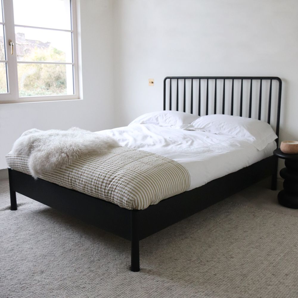 Lit double à fuseaux Winchester 137 cm | Chêne massif noir | Design scandinave